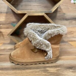 Bearpaw girls slip on shearling boots size 8 tan leather